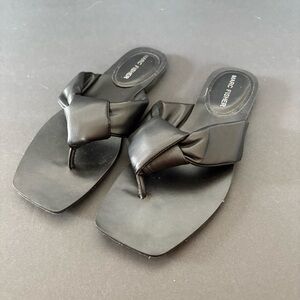 Marc Fisher Baler Stylish‎ Knot Black Toe Sandals Flats Sleek Minimalist Puffy 6